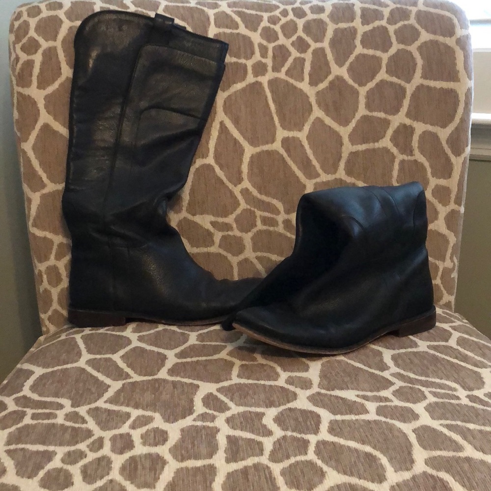 Gently used y’all black Frye boots size 8.5